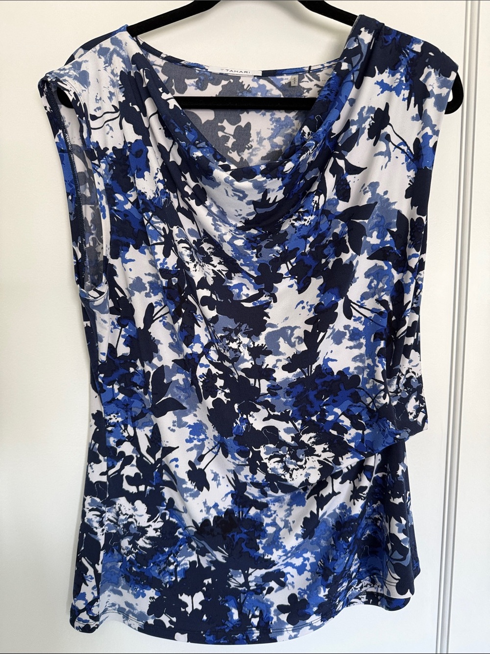 Tahari print top L with beautiful shades of blue. Cinched waist fitted.